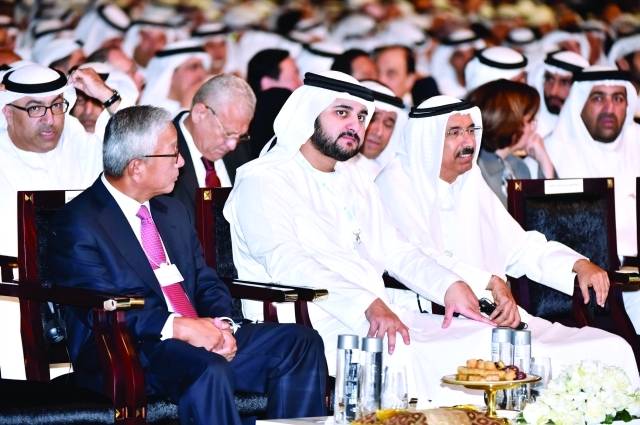 "مكتوم بن محمد ومحمد المر خلال القمة بحضور راشد بن فهد وعبدالرحمن العويس"