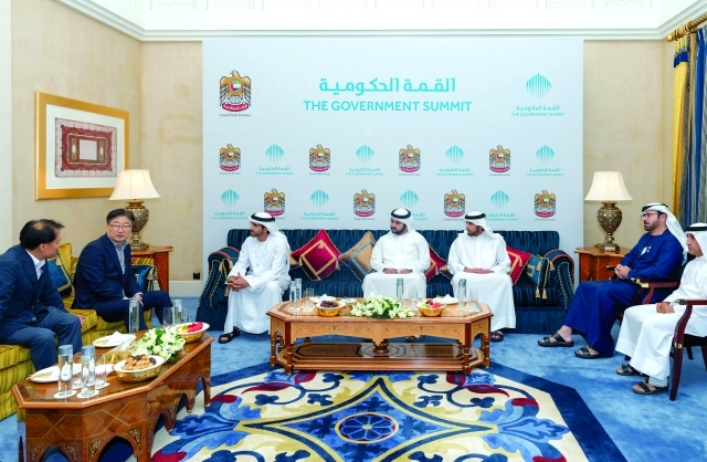 "1 حمدان بن محمد خلال استقباله بو كيو يون بحضور مكتوم وأحمد بن محمد وسعيد بن مكتوم ومحمد القرقاوي"
