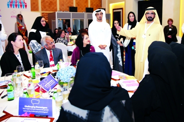 "محمد بن راشد متحدثاً خلال الجلسة بحضور منصور بن زايد ومنى المري ــ تصوير: خليفة اليوسف"