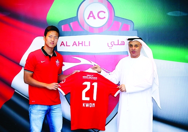 "أحمد خليفة حماد واللاعب الكوري كوون كيونغ خلال المؤتمر الصحافي-البيان"