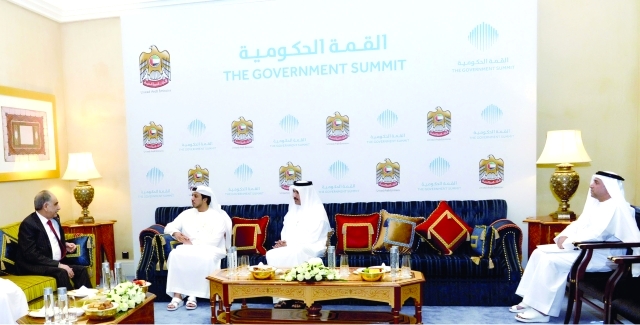 "منصور بن زايد مستقبلا صالح المطلق بحضور سلطان الظاهري وأحمد الزعابي ــ\tوام"