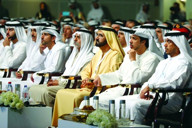 "محمد بن راشد يتابع كلمة عبدالله بن زايد بحضور حمدان ومكتوم بن محمد ومنصور بن زايد ونهيان بن مبارك وسلطان بن طحنون وأحمد الزعابي ــ تصوير: خليفة اليوسف ومحمد هشام"