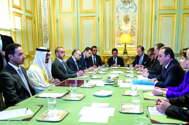 "ولي عهد أبوظبي خلال مباحثاته مع الجانب الفرنسي بحضور هزاع وسيف بن زايد وأنور قرقاش ــ\tوام"
