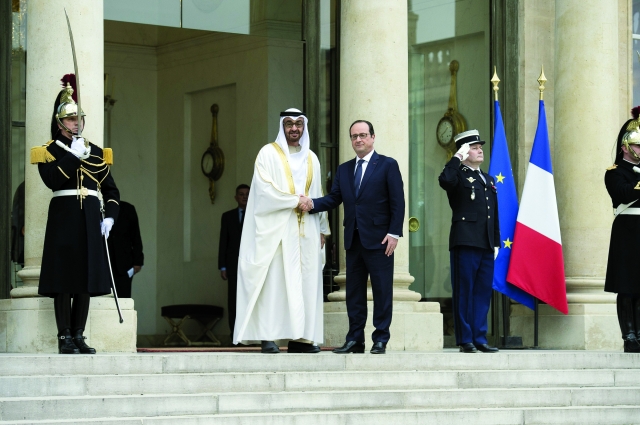 "محمد بن زايد وفي استقباله فرانسوا هولاند"