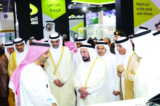 "سلطان القاسمي وولي عهد الشارقة خلال افتتاح المعرض تصوير خالد نوفل"