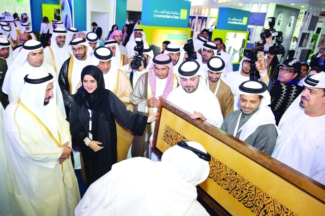 "حاكم الشارقة يتجول في أجنحة معرض التوظف"