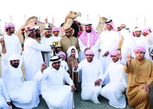 "سلطان بن زايد يتوسط الفائزين والمشاركين"