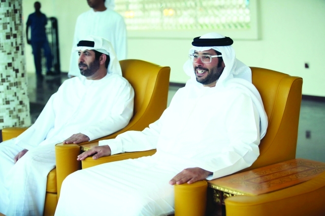 "أحمد بن حمدان آل نهيان خلال متابعته المزاد-البيان"