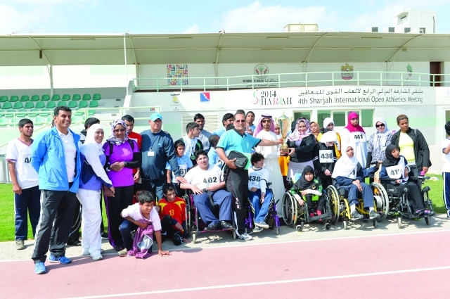 "الفريق البطل يتسلم كأس البطولة\t- البيان"