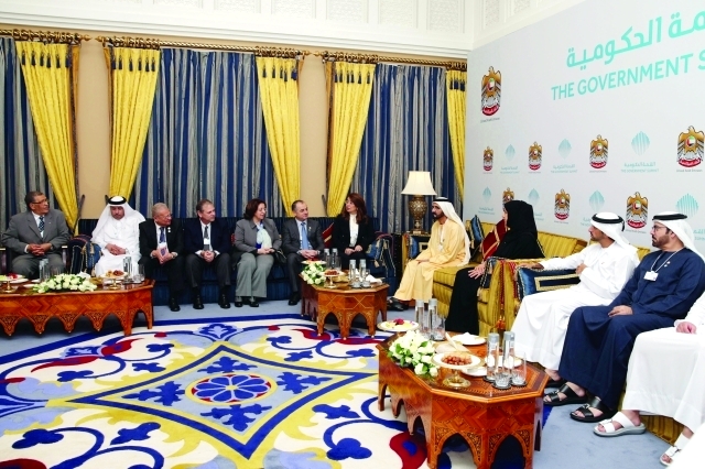"محمد بن راشد خلال استقباله الوزراء العرب المشاركين في القمة بحضور حمدان بن محمد ومحمد القرقاوي وريم الهاشمي"