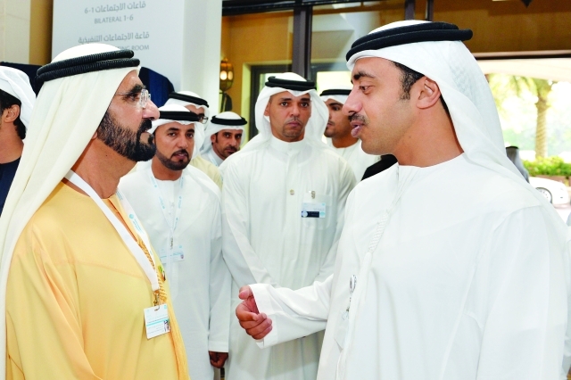 "محمد بن راشد مستمعا إلى عبدالله بن زايد بحضور سلطان السبوسي"