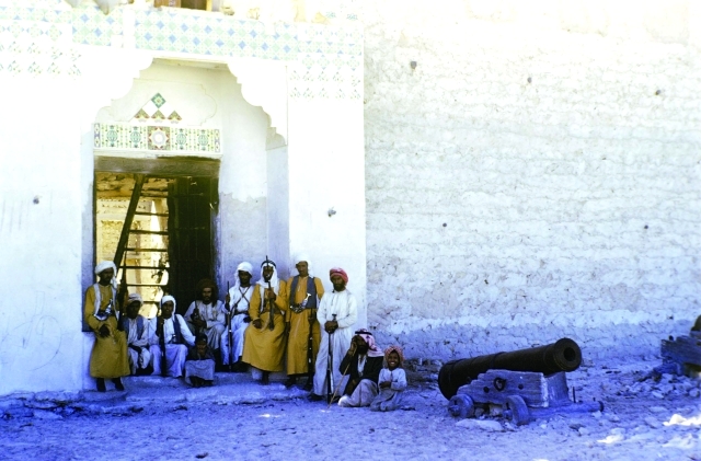 "الحياة كما تبدو قديماً أمام قصر الحصن"