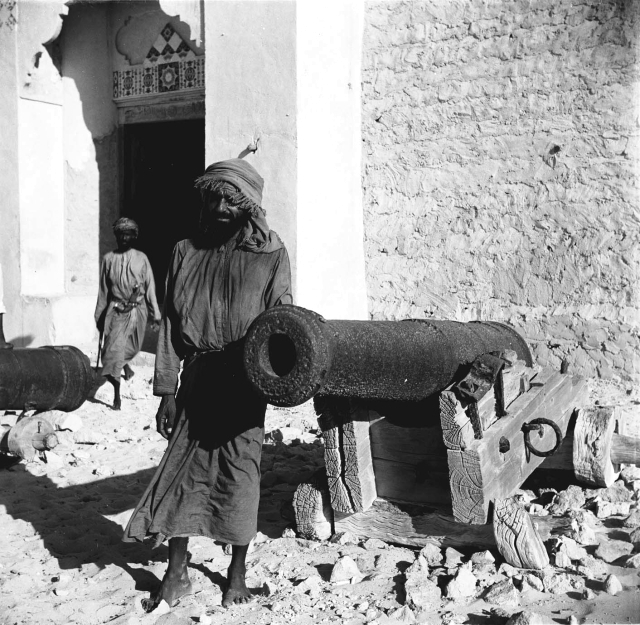 "صورة قديمة للمدفع أمام بوابة الحصن"
