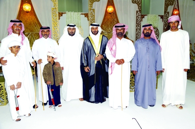 "عبدالله المحيربي يتوسط الأهل الأصدقاء"