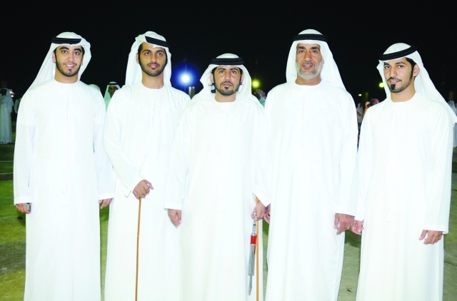 "العريس خليفة الكتبي مع الأصدقاء"