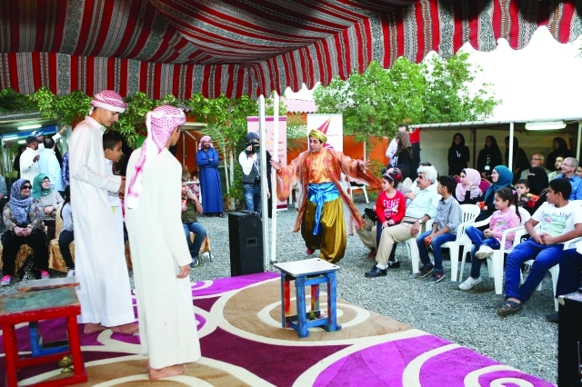 "خلال عرض مسرحية \"أحب وطني\""