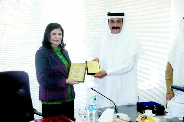 "تبادل الدروع التذكارية مع المركز القومي للبحوث الاجتماعية والجنائية"
