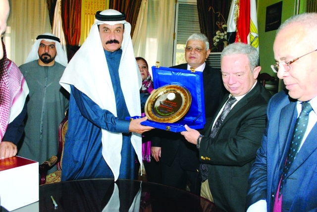 "المزينة يتسلم درعاً تذكارية من جامعة عين شمس"