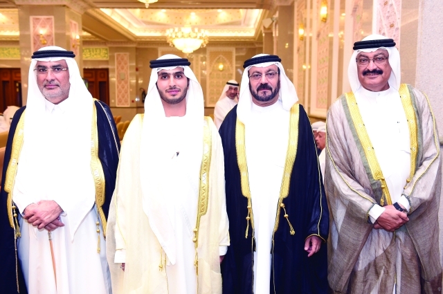 "العريس يتوسط والد العروس حسن الشمالي ووالده"