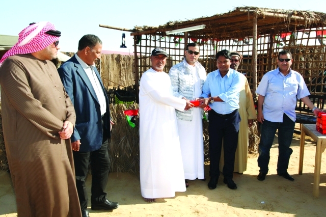 "عادل الجابري يكرم عاملاً في الدائرة"