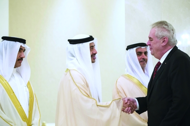 "سيف بن زايد وإلى جواره عبدالله بن زايد يصافح زيمان بحضور أحمد الزعابي"