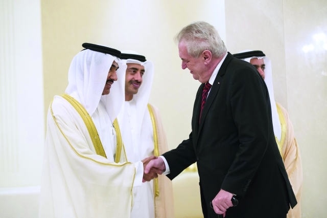 "ضيف البلاد بحضور سيف وعبدالله بن زايد يصافح أحمد الزعابي"