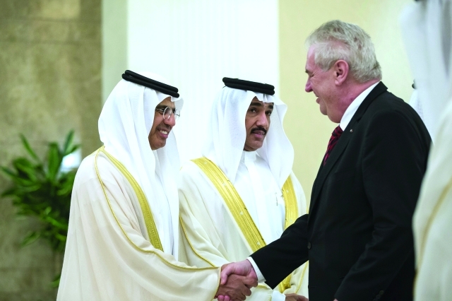 "رئيس التشيك يصافح عبيد الطاير بحضور أحمد الزعابي"