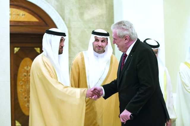 "ضيف البلاد يصافح محمد المزروعي"