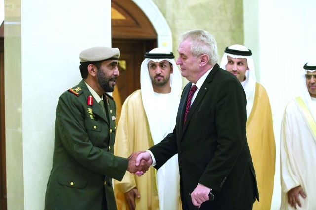".. ويصافح جمعة البواردي بحضور خلدون المبارك ومحمد المزروعي"