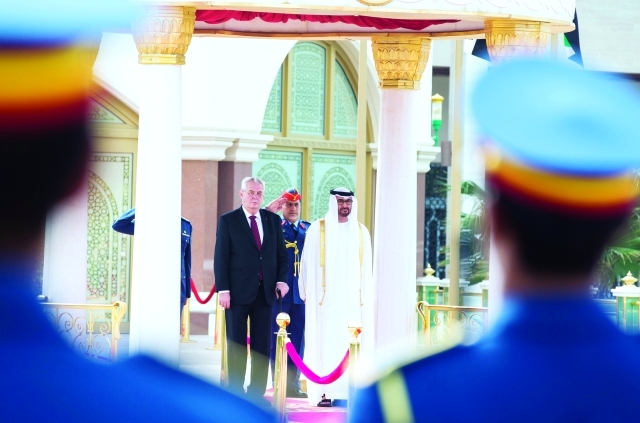 "سموه وضيف البلاد خلال مراسم الاستقبال"