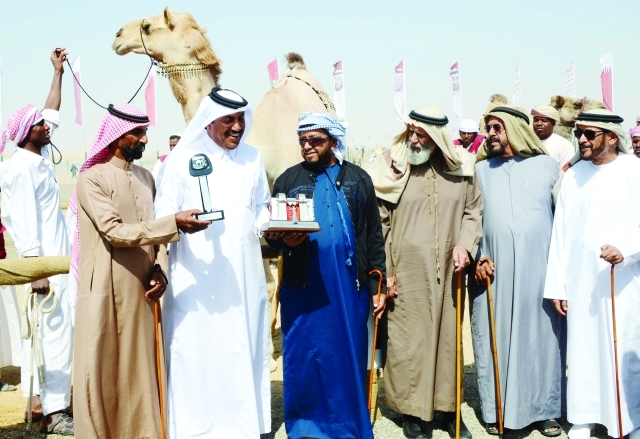 "سلطان بن زايد يتوسط اللجان العاملة في المهرجان خلال تكريمهم\t - البيان"