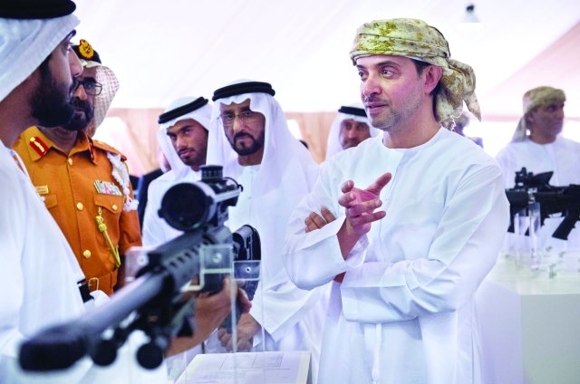 "سموه يستمع إلى شرح عن الأسلحة المعروضة"