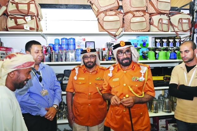 "قائد الوحدات المساندة خلال زيارته المعرض ــ البيان"