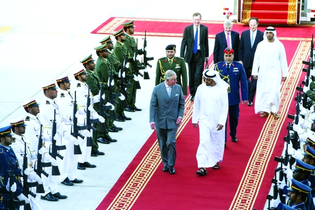 "ولي عهد أبوظبي وولي عهد بريطانيا يستعرضان حرس الشرف"