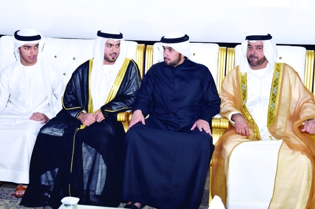 "وأحمد بن محمد بن راشد يتبادل الحديث مع العريس"