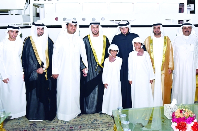 "أحمد بن محمد بن راشد يتوسط العريس وذويه وجانباً من الحضور ــ تصوير محمد هشام"