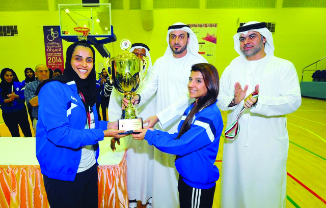 "الهنائي والهاشمي يسلمان كأس البطولة لسيدات النصر"