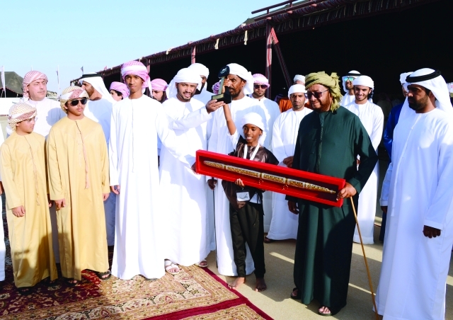 ".. وسموه يتوج أحد الفائزين  \t- البيان"