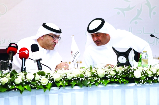 "العويس والكمالي يناقشان القضايا الرياضية خلال اجتماع اللجنة الأولمبيةتصوير- سالم خميس و عبد الله المطروشي"