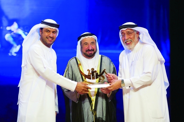 "سلطان القاسمي مكرماً أحمد الجسمي ومحمد العامري - وام"