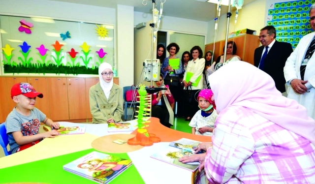 "جواهر القاسمي خلال زيارتها لمستشفى الأطفال للسرطان في لبنان"