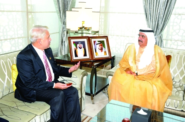 "حمدان بن راشد خلال استقباله القنصل الأندونيسي"