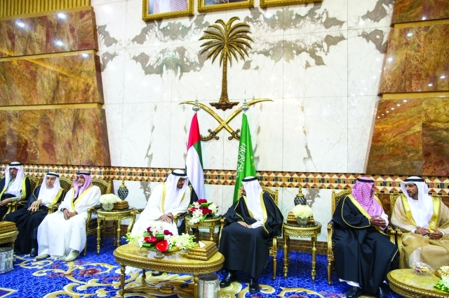 "محمد بن زايد خلال المباحثات مع سلمان بن عبد العزيز بحضور حمدان بن محمد ومقرن بن عبدالعزيز"