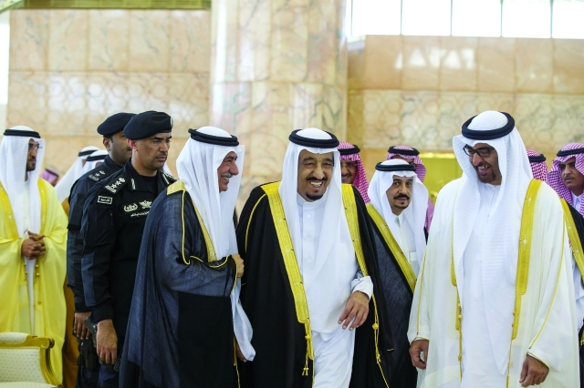 "ولي عهد أبوظبي والعاهل السعودي خلال وصول سموه المطار"