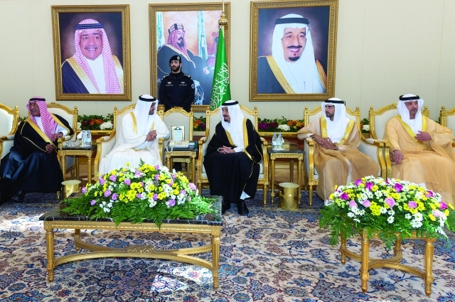"محمد بن زايد والعاهل السعودي وحمدان بن محمد وهزاع بن زايد ومقرن بن عبدالعزيز خلال الوصول \t ــ تصوير : علي عيسى"