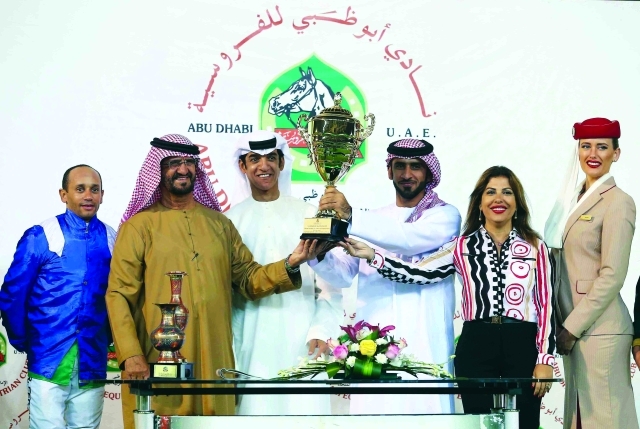 "عدنان سلطان ولارا صوايا أثناء تتويج علي الرايحيتصوير: مجدي اسكندر"