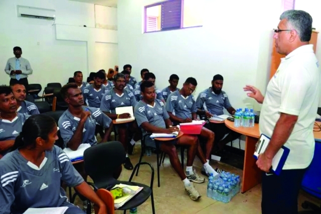 "جانب من محاضرة دورة مدربي سريلانكا-البيان"