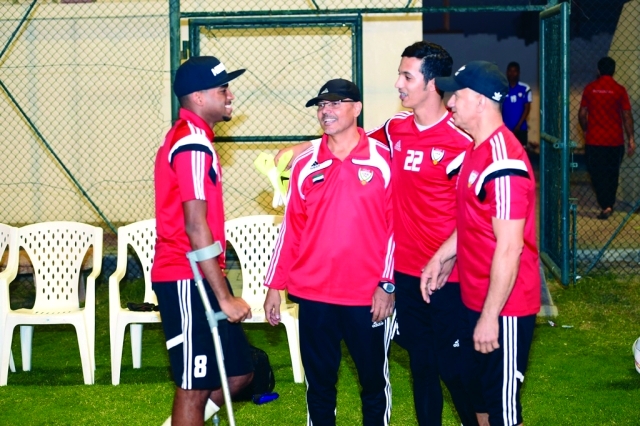 "العتيبة وسط زملائه خلال تدريبات منتخب الشباب-البيان"