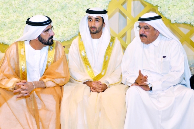 "محمد بن راشد وحمدان بن راشد والعريس خلال حفل الاستقبال"