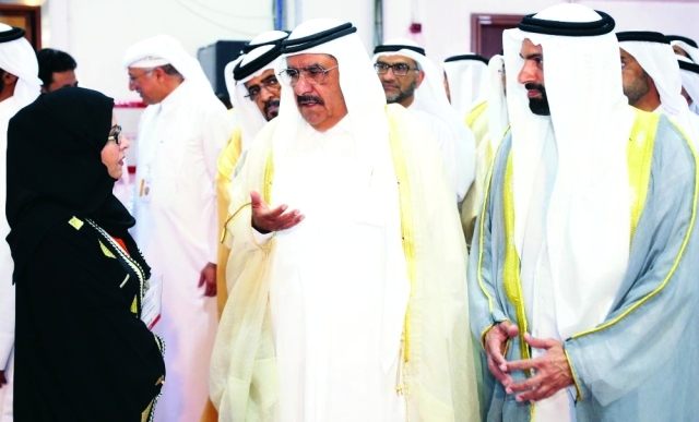 "حمدان بن راشد يتبادل الأحاديث مع إحدى المشاركات بحضور عيسى الميدور"